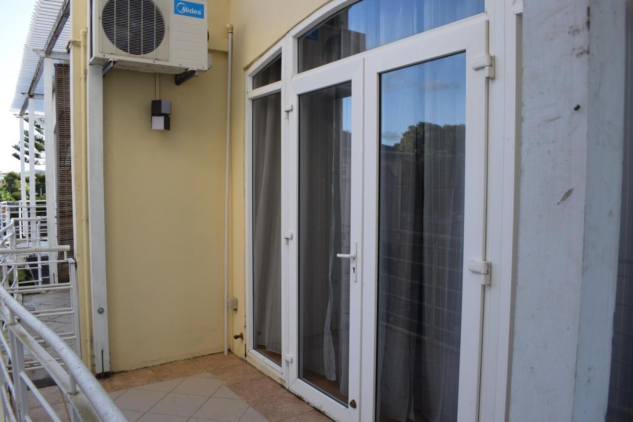 Ocean Drive Studio - Opposite The Beach Grand Baie Exteriör bild